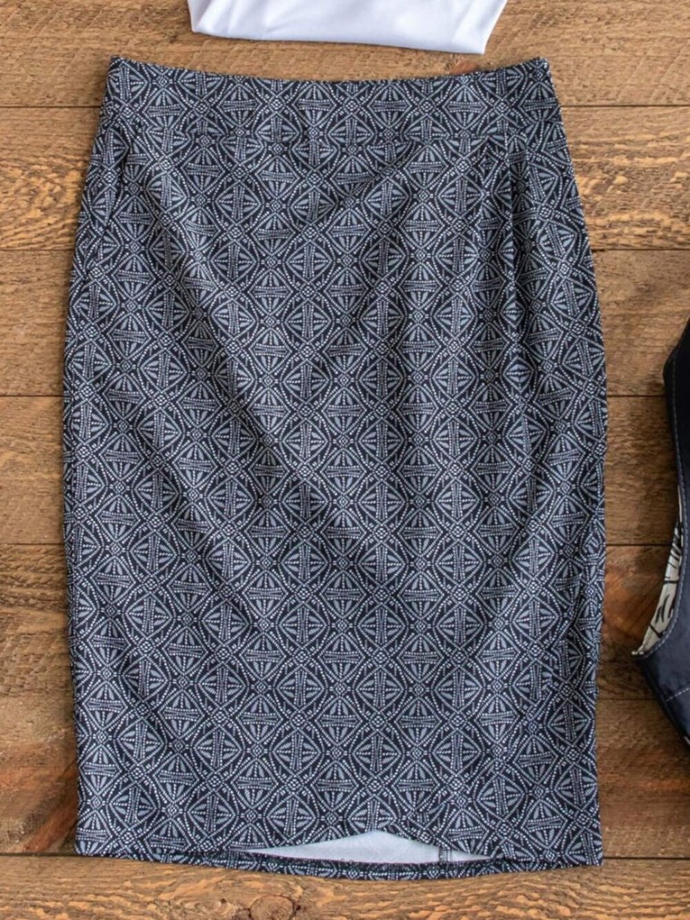 RipSkirt Hawaii Size Small Length 3 Black Pearl Batik Wrap Skirt NWT Hook & Loop